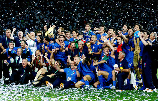 Italien är världsmästare, jubel med pokal.  Guld,