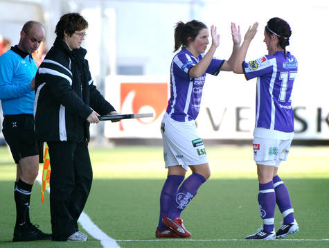 Elin Carlsson kommer in på planen. Byte
