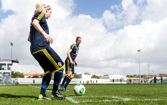 Lisa Dahlkvist, lägger en kort hörna till Lotta Schelin,