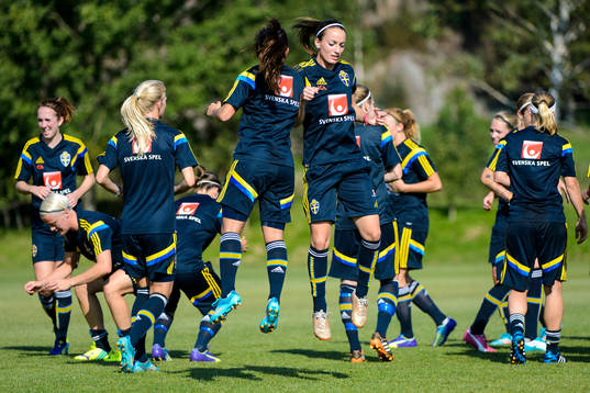 Kosovare Asllani värmer upp