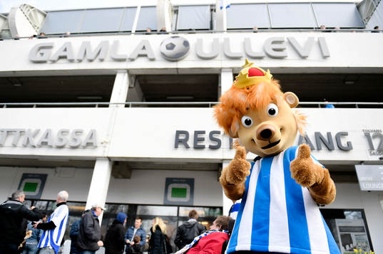 IFK Göteborgs maskot Leo utanför Gamla Ullevi
