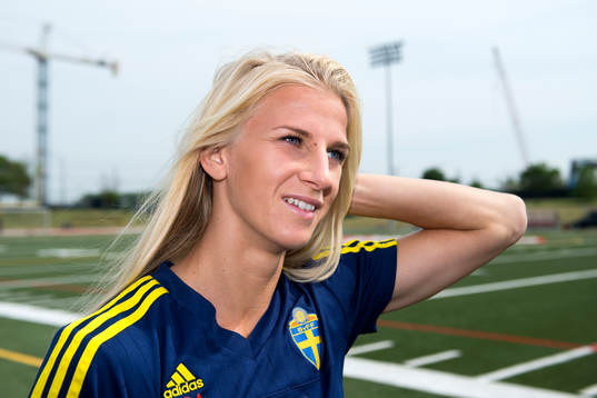 Sveriges Sofia Jakobsson blir intervjuad innan en träning