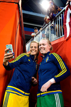 Sveriges Lotta Schelin och målvakt Hedvig Lindahl tar