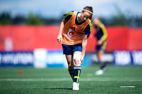 Sveriges Kosovare Asllani tar sig för sitt knä