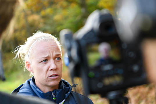 Caroline Seger blir intervjuad
