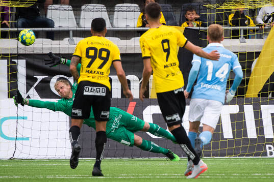 Häckens målvakt Peter Abrahamsson räddar en straff från