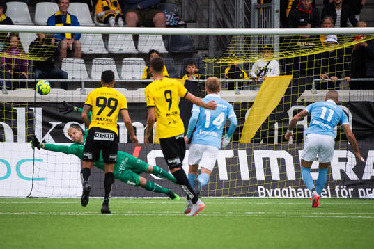 Häckens målvakt Peter Abrahamsson räddar en straff från