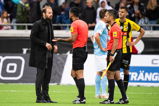 Häckens tränare Andreas Alm diskuterar med domare