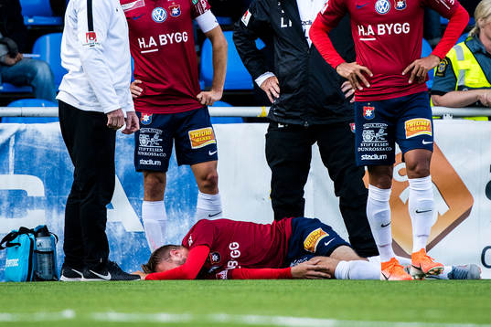 Örgrytes Simon Nilsson blir liggandes