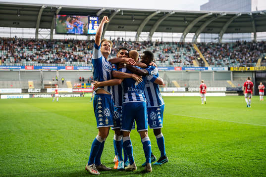 IFK Göteborgs Robin Söder jublar med August Erlingmark
