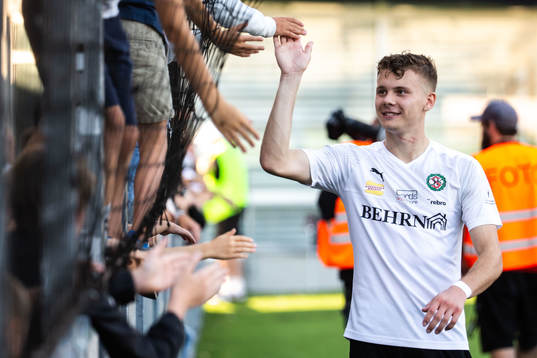 Örebros Jake Larsson jublar med supportrar