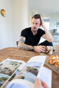F.d fotbollsmålvakten Erik Dahlin visar i prospektet hur