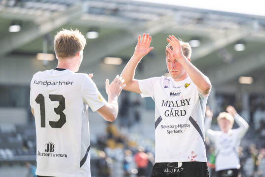 Mjällbys Jacob Kiilerich Rask och Herman Johansson jublar
